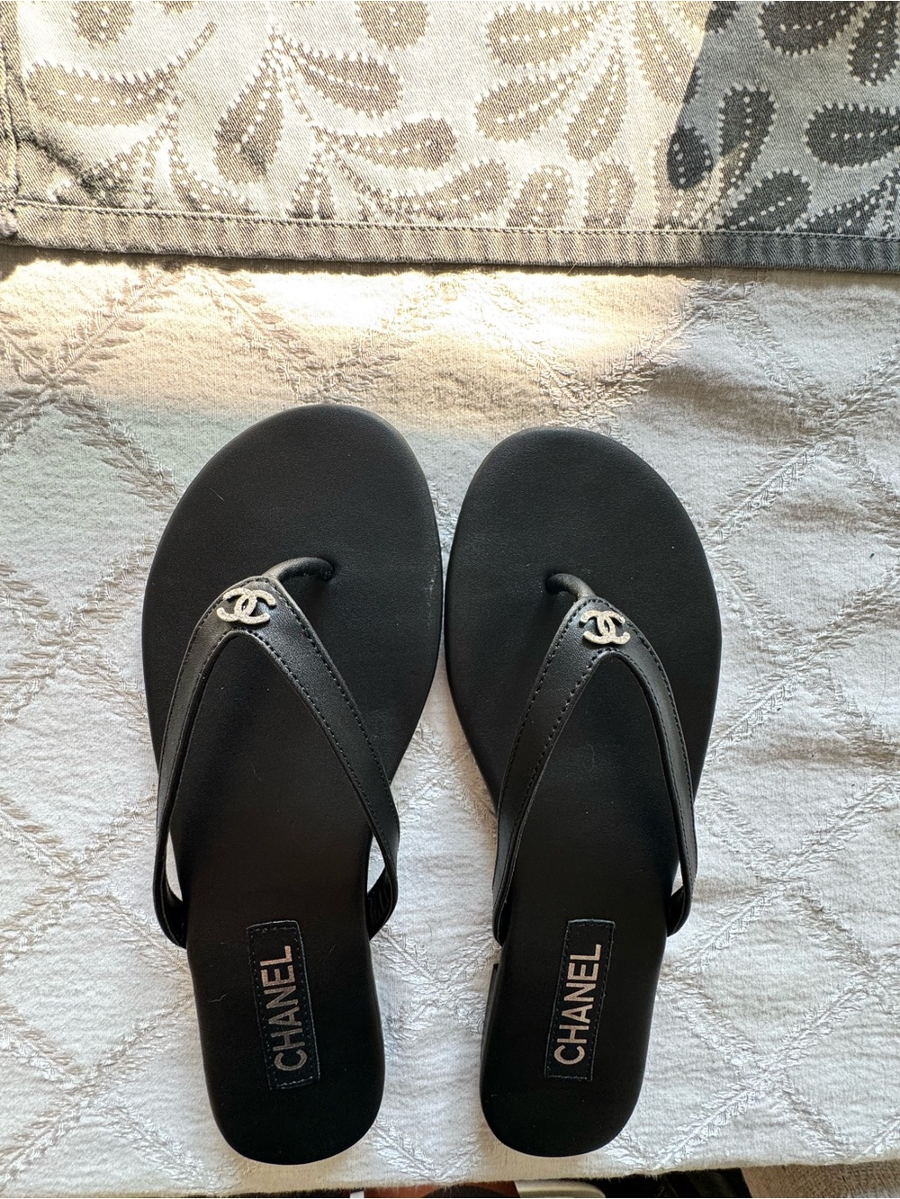 Black CC Chanel sandals / flip flops - Picture 4 of 7